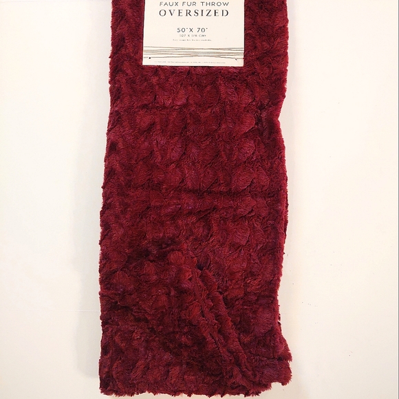 🎁Faux Fur Oversized Throw Blanket - Rumba Red; Style THBR-379H - Picture 3 of 7